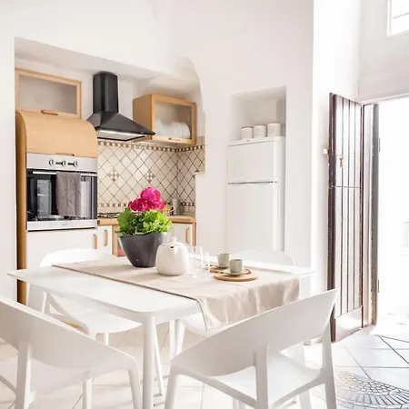 Guesthost - Casa Lia Lovely Apartment *